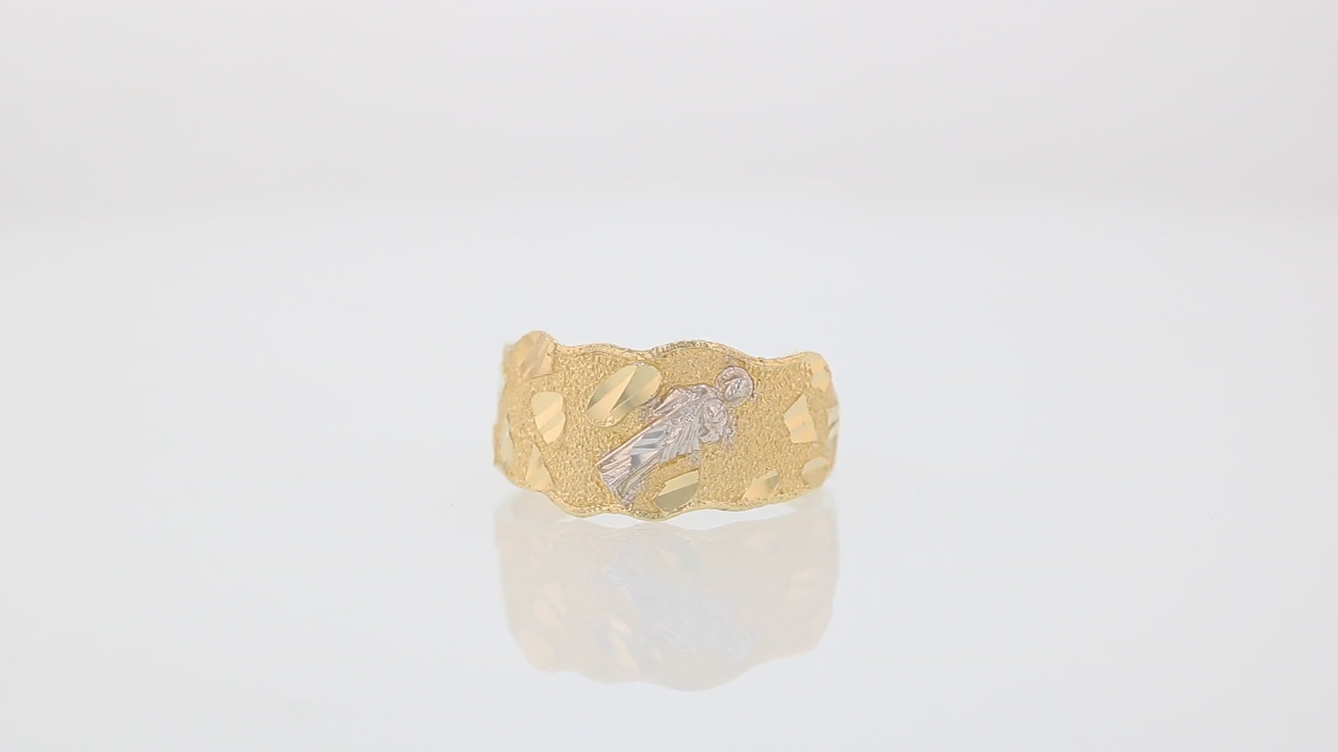 360 degree view of ring.